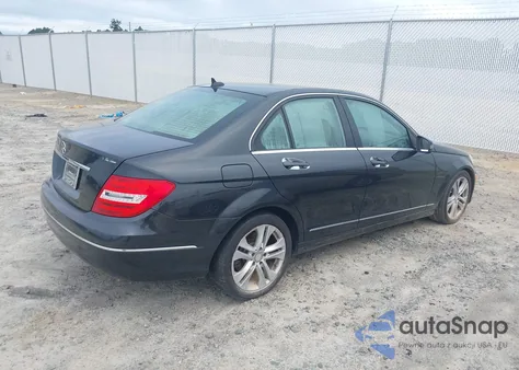 2013 Mercedes-Benz C 250 Luxury z USA, uszkodzony, nr VIN WDDGF4HB7DA785133